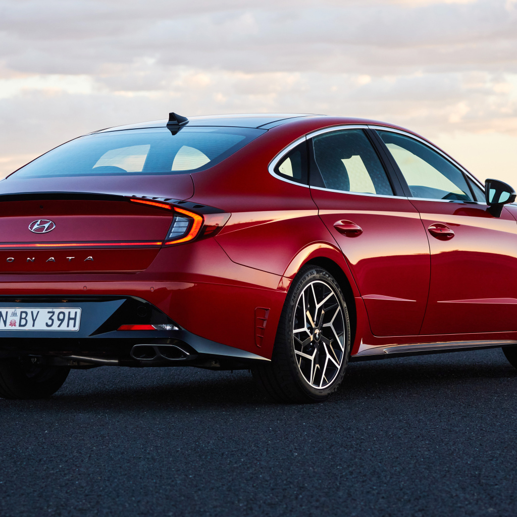 Красный автомобиль Hyundai Sonata N Line 2021 года вид сзади