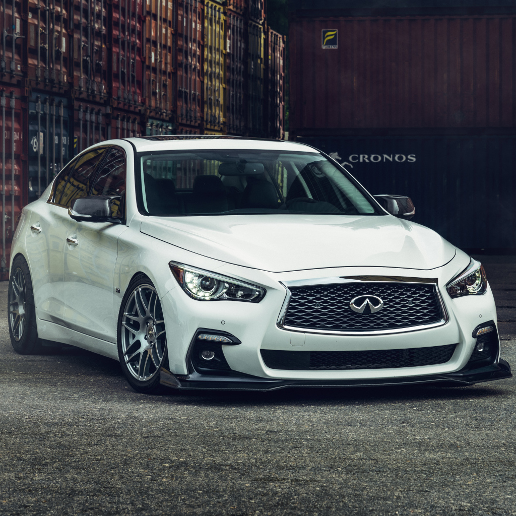 Белый автомобиль Infiniti Q50, 2021 года в порту