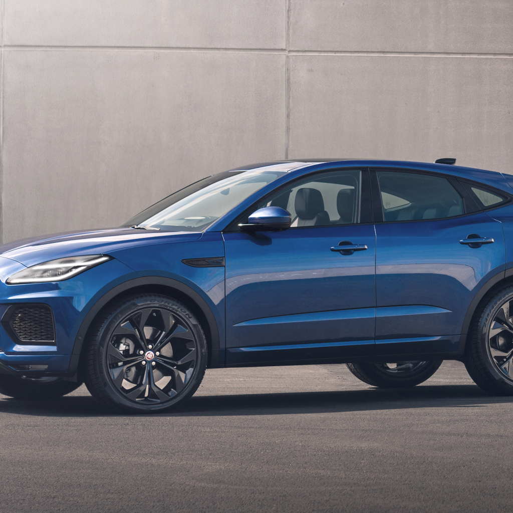 Синий Jaguar E-Pace R-Dynamic Black Pack 2021 года на фоне стены
