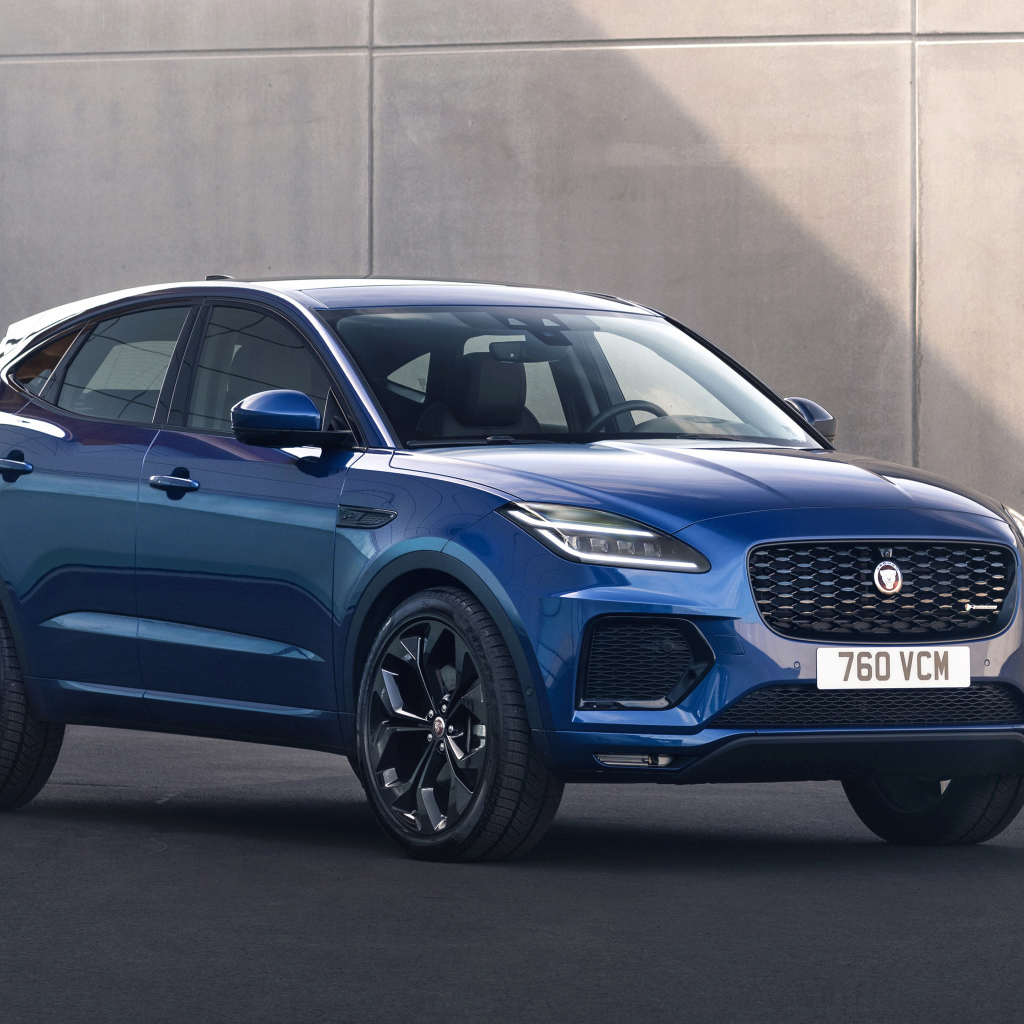 Синий внедорожник Jaguar E-Pace R-Dynamic Black Pack 2021 года