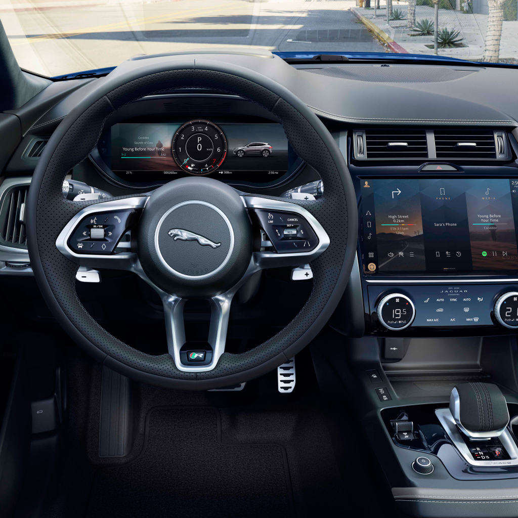 Черный салон автомобиля Jaguar E-Pace R-Dynamic Black Pack 2021 года