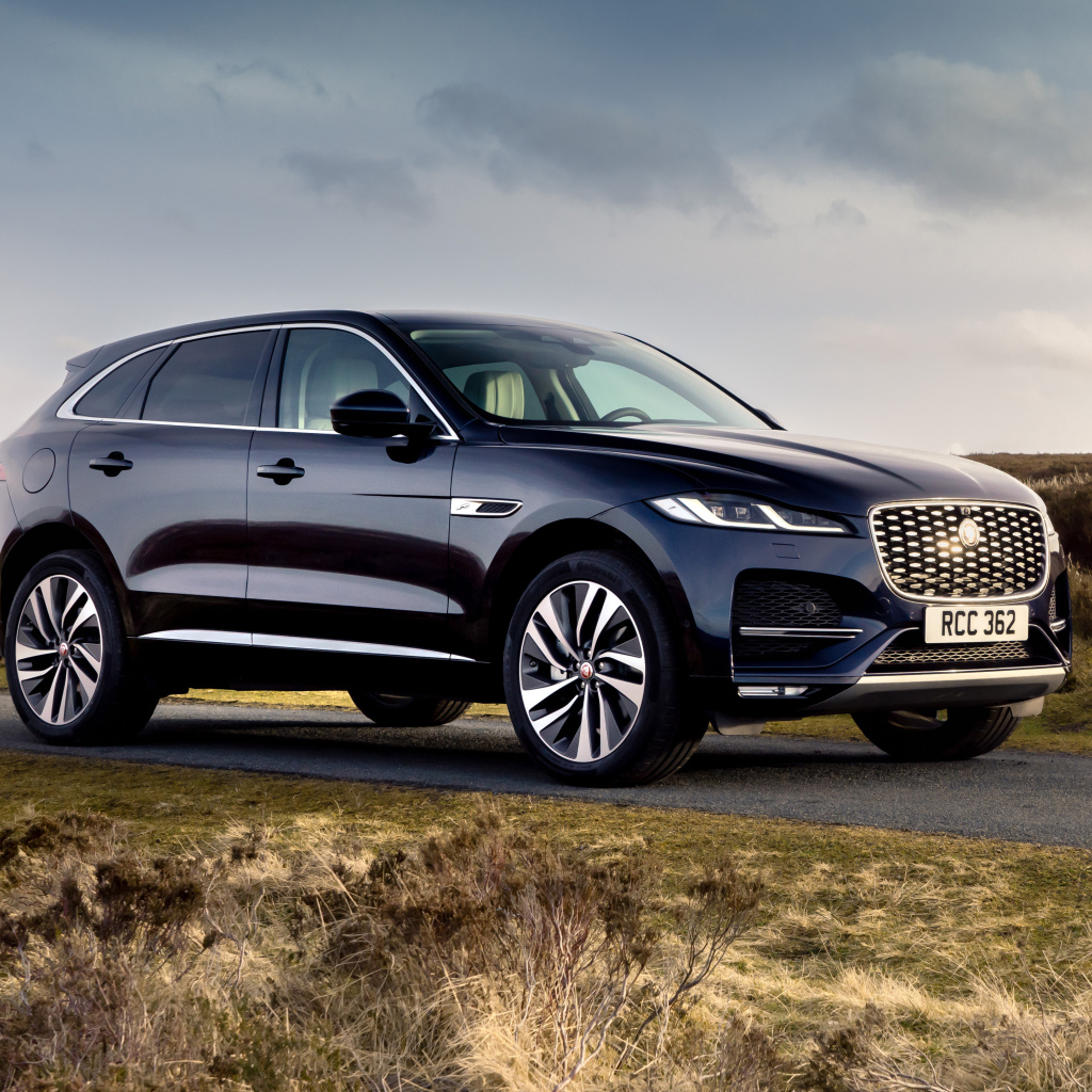 Черный автомобиль Jaguar F-Pace P400e AWD 2021 года