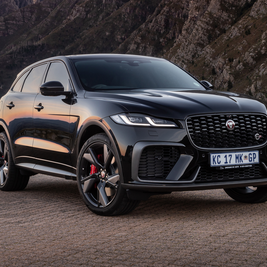 Черный Jaguar F-Pace SVR 2021  года на фоне гор