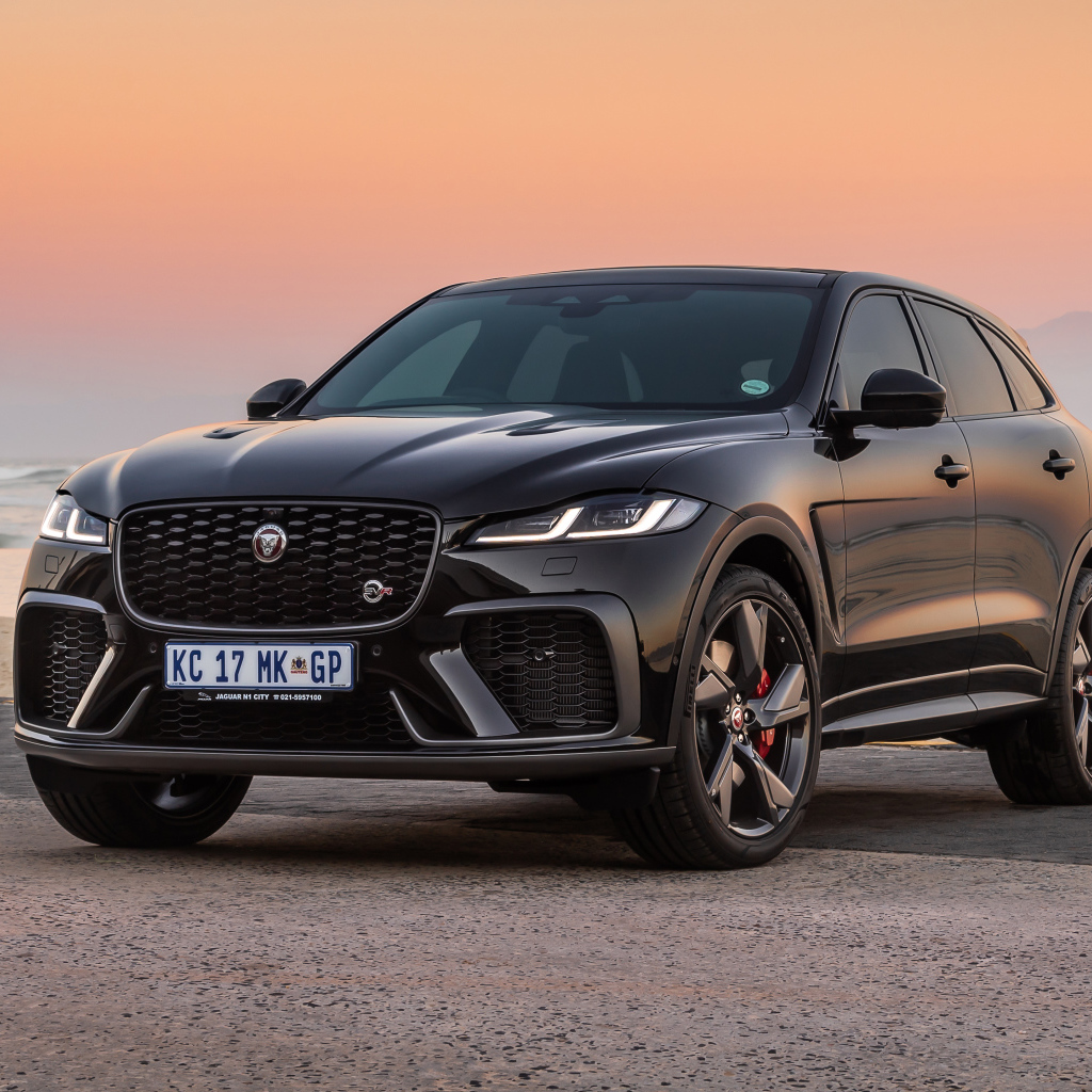 Дорогой автомобиль Jaguar F-Pace SVR 2021 года у моря