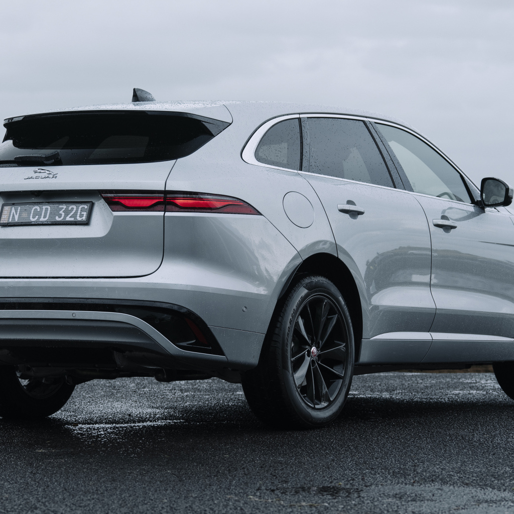 Автомобиль Jaguar F-Pace P250 R-Dynamic, 2021 года вид сзади