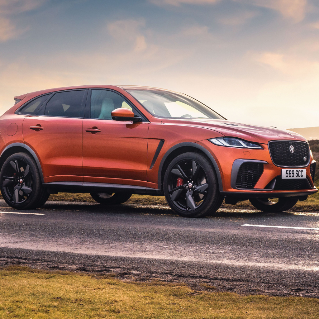 Кроссовер Jaguar F-Pace SVR на дороге