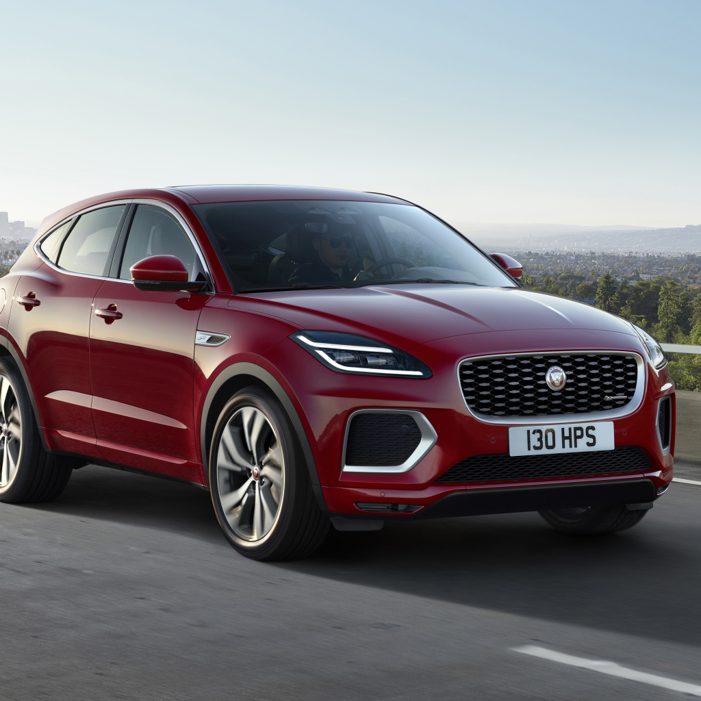 Красный автомобиль Jaguar E-Pace R-Dynamic 2021 года на мосту