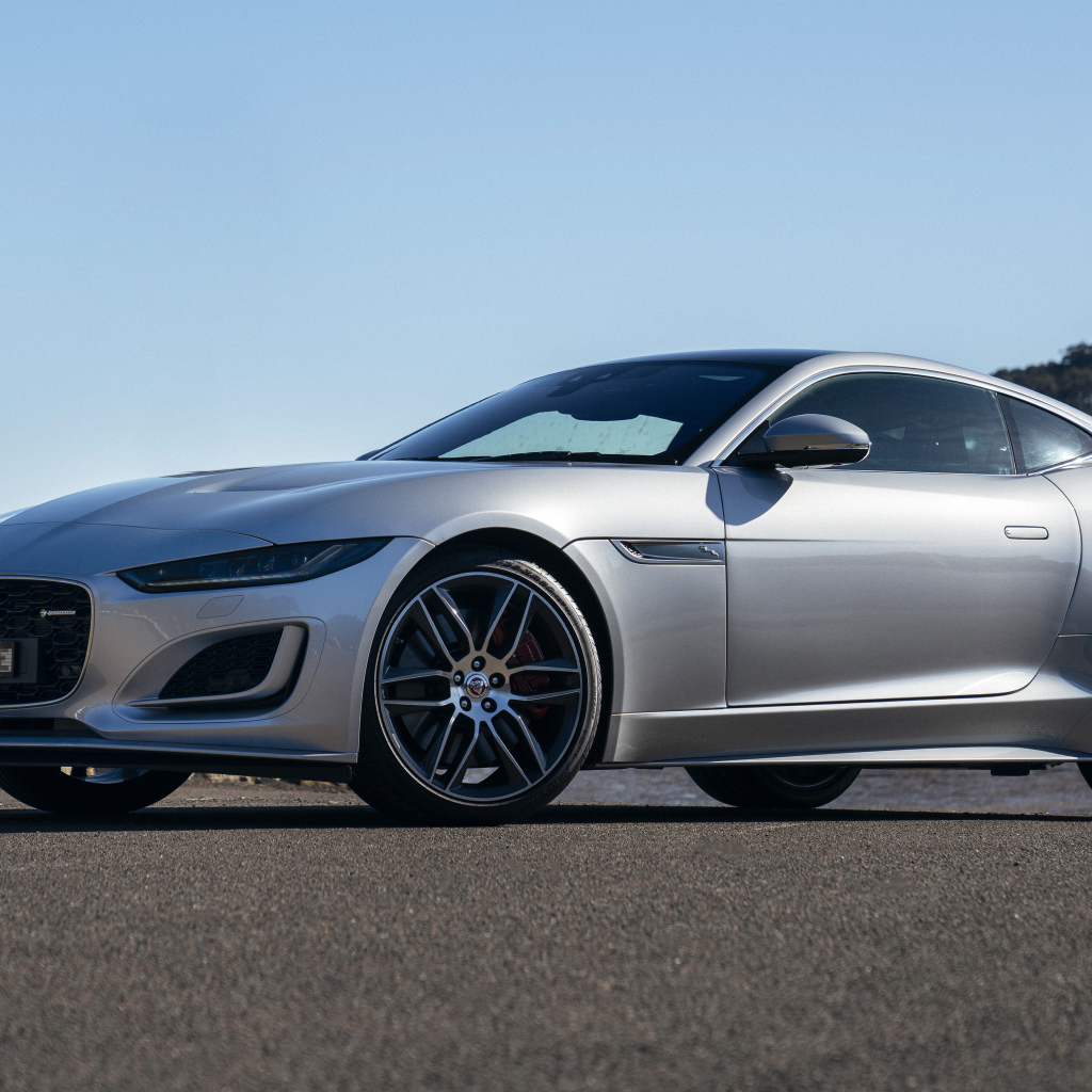 Серебристый Jaguar F-Type P380 у воды
