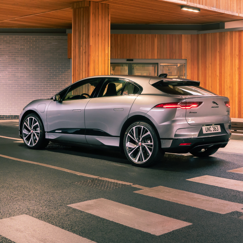 Серебристый автомобиль Jaguar I-Pace EV400 AWD S, 2021 года вид сзади