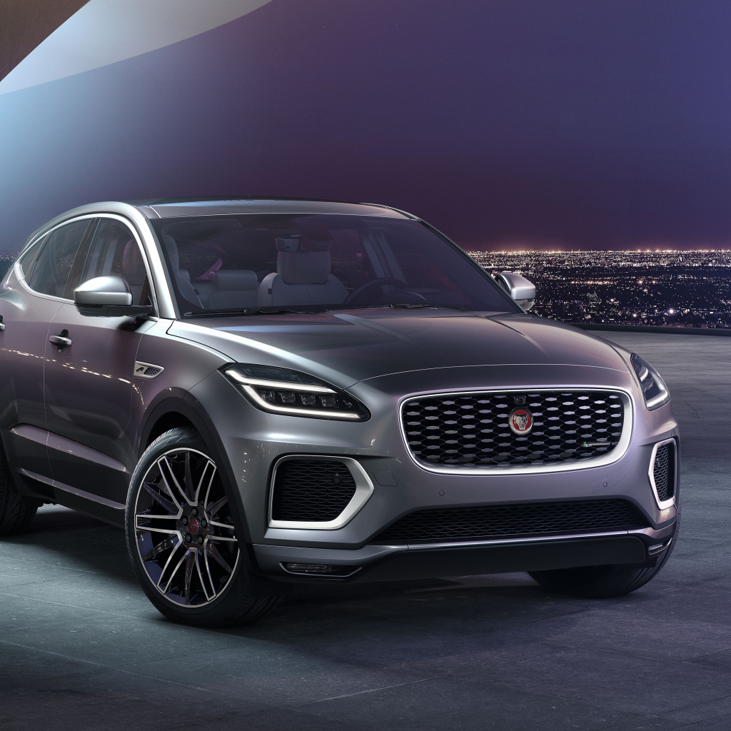 Стильный автомобиль Jaguar E-Pace R-Dynamic 2021 года на фоне города