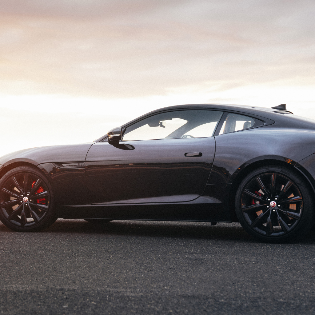 Стильный черный автомобиль Jaguar F-Type R Coupé