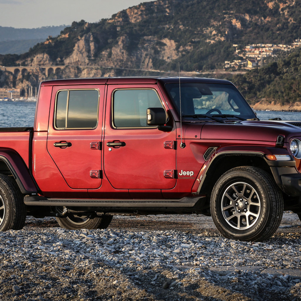 Пикап Jeep Gladiator 80th Anniversary 2021 года у воды