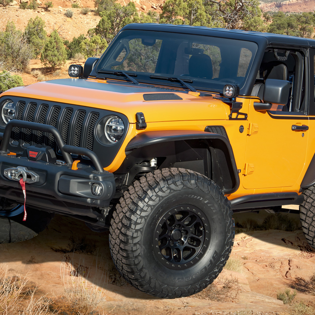 Внедорожник Jeep Orange Peelz 2021 года в горах