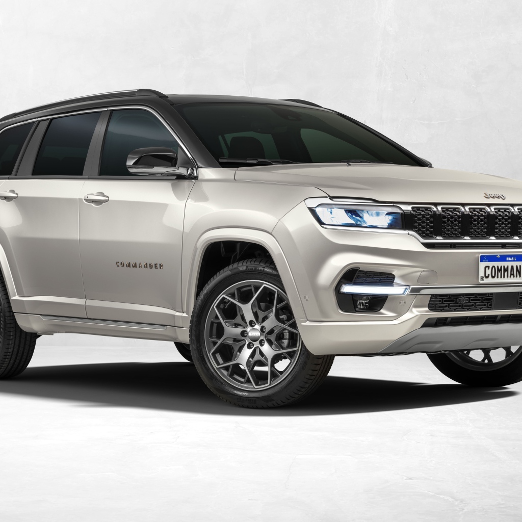 Серебристый внедорожник Jeep Commander Overland 2022 года