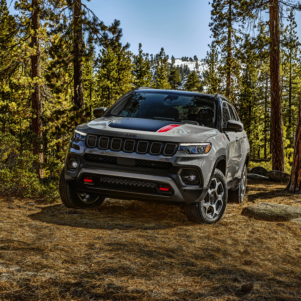 Внедорожник Jeep Compass Trailhawk, 2022 года в лесу
