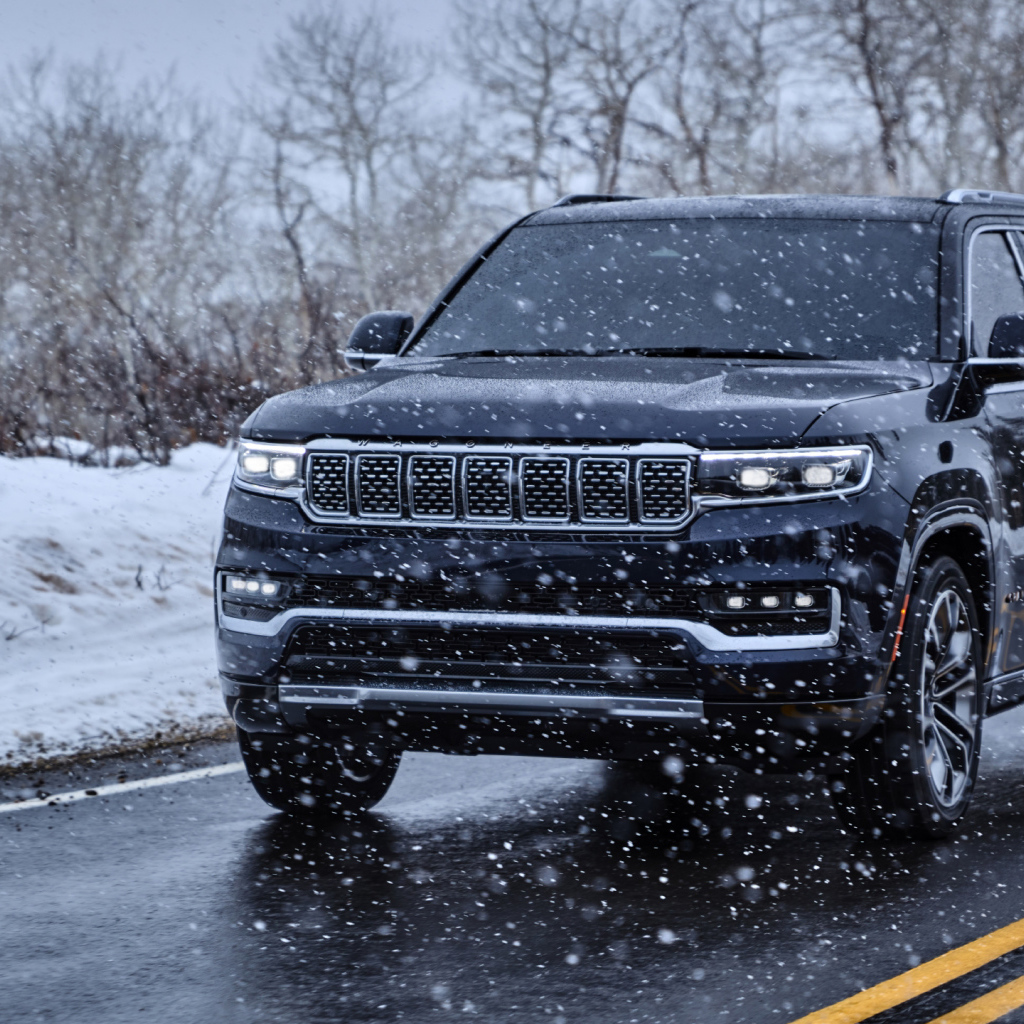 Внедорожник Jeep Grand Wagoneer Series III, 2022 года на дороге зимой
