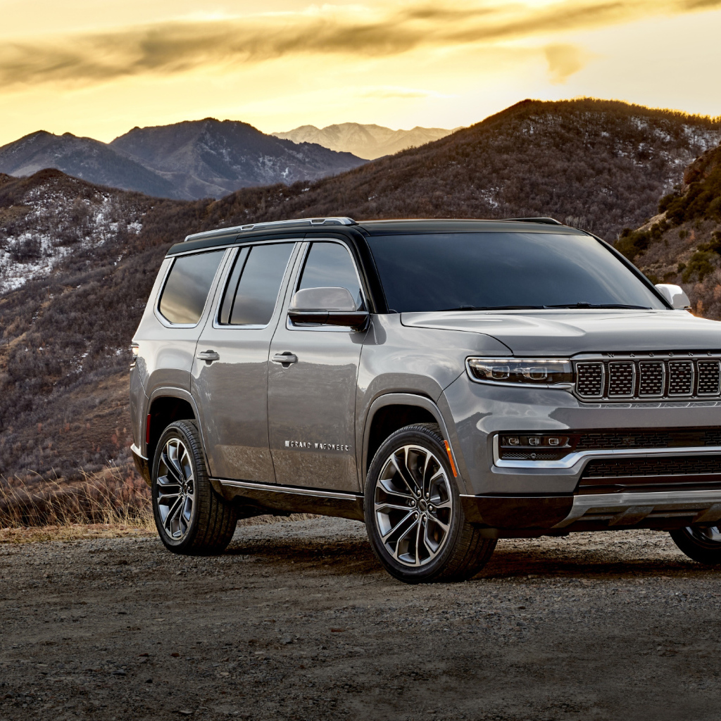 Серебристый внедорожник Jeep Grand Wagoneer Series III, 2022 года в горах