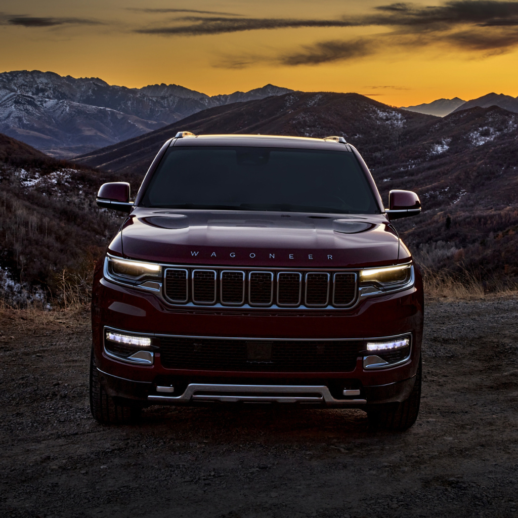 Внедорожник Jeep Wagoneer Series II Premium, 2022 года на фоне заката в горах