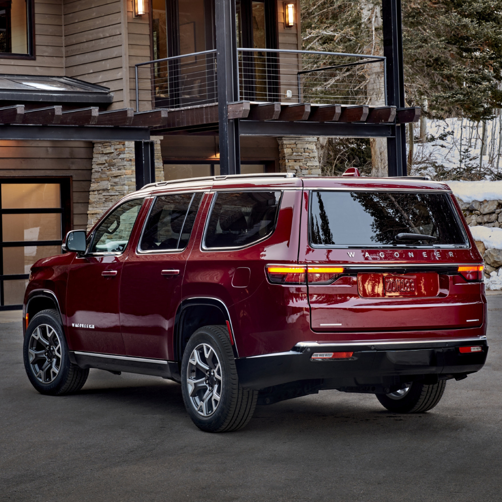 Красный внедорожник Jeep Wagoneer Series II Premium, 2022 года вид сзади