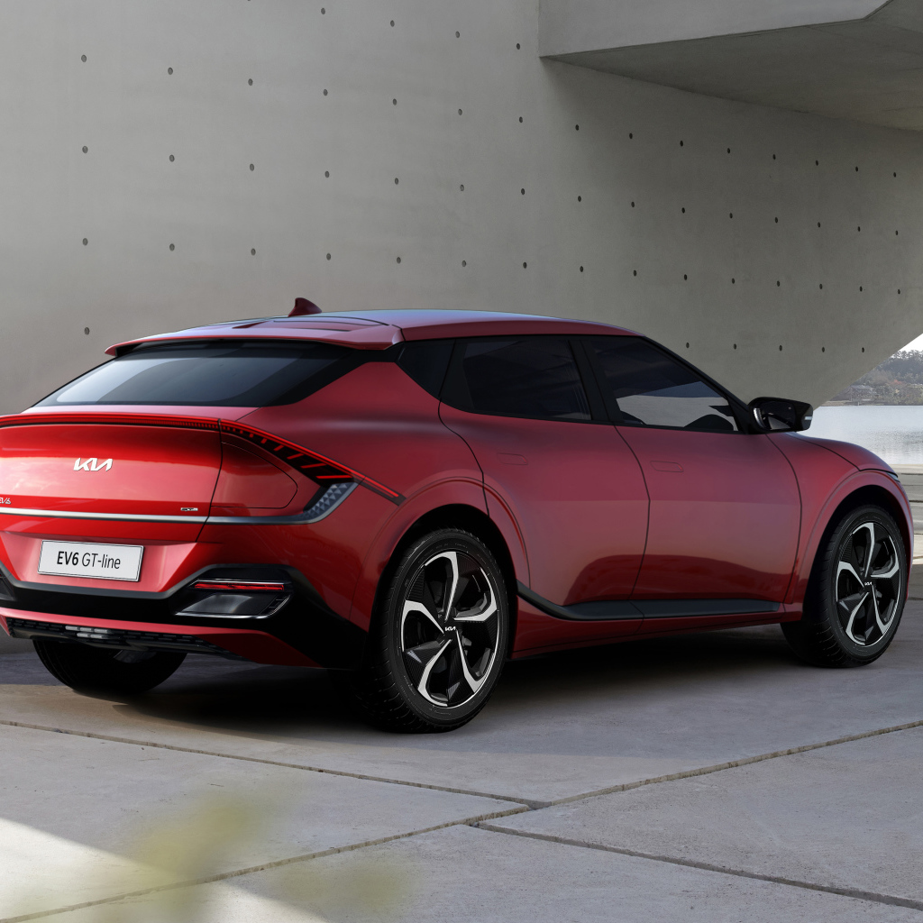 Автомобиль Kia EV6 GT Line 2021 года под мостом