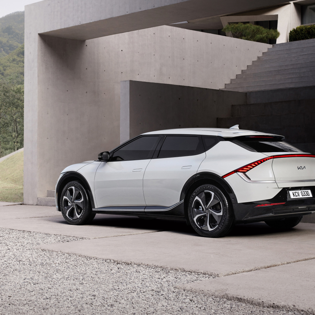 Белый кроссовер Kia EV6 2021 года вид сзади