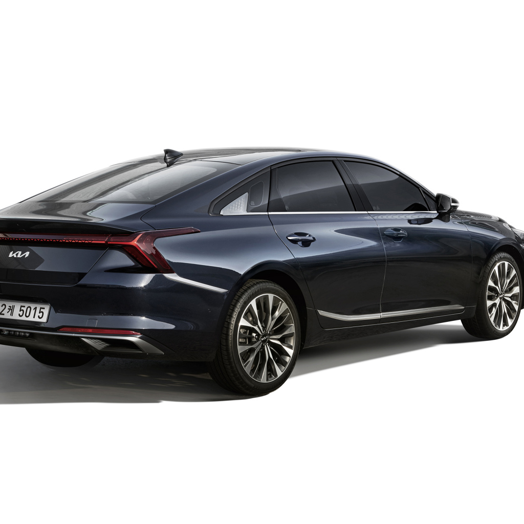 Черный автомобиль Kia K8 2021 года вид сзади