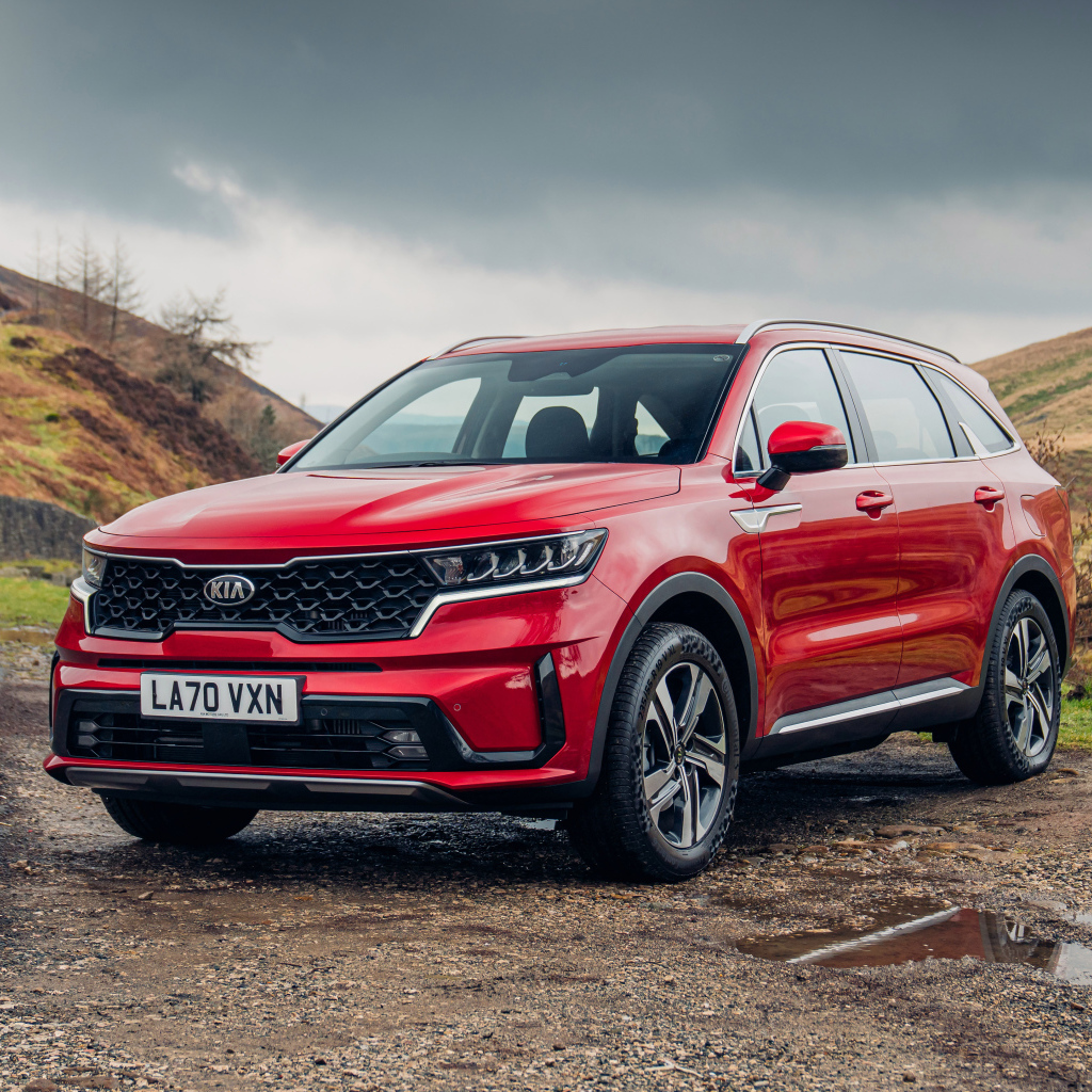 Красный внедорожник Kia Sorento Plug-In Hybrid 2021 года