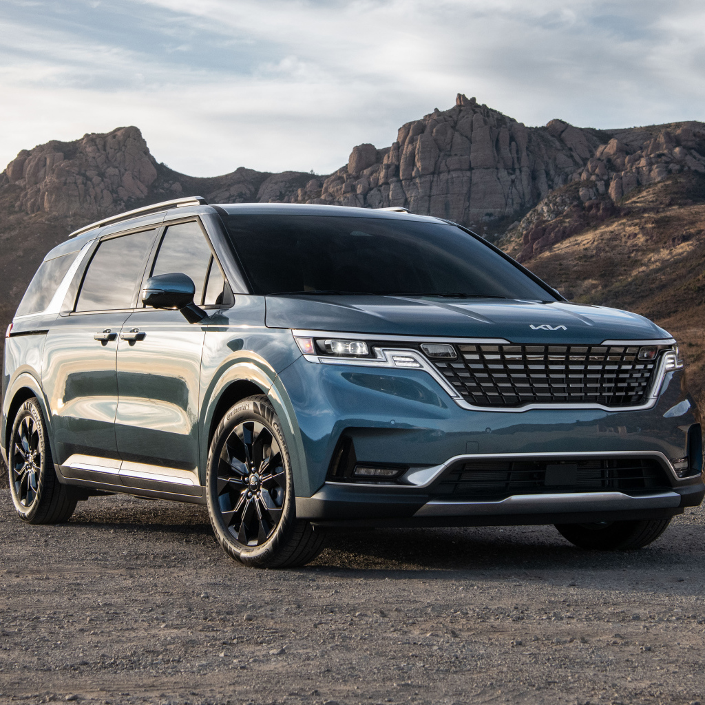 Внедорожник  Kia Carnival, 2022 года в горах