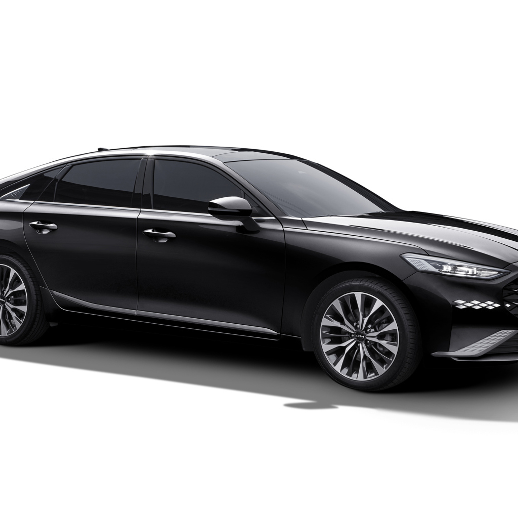 Черный стильный автомобиль Kia K8 2021 года на белом фоне