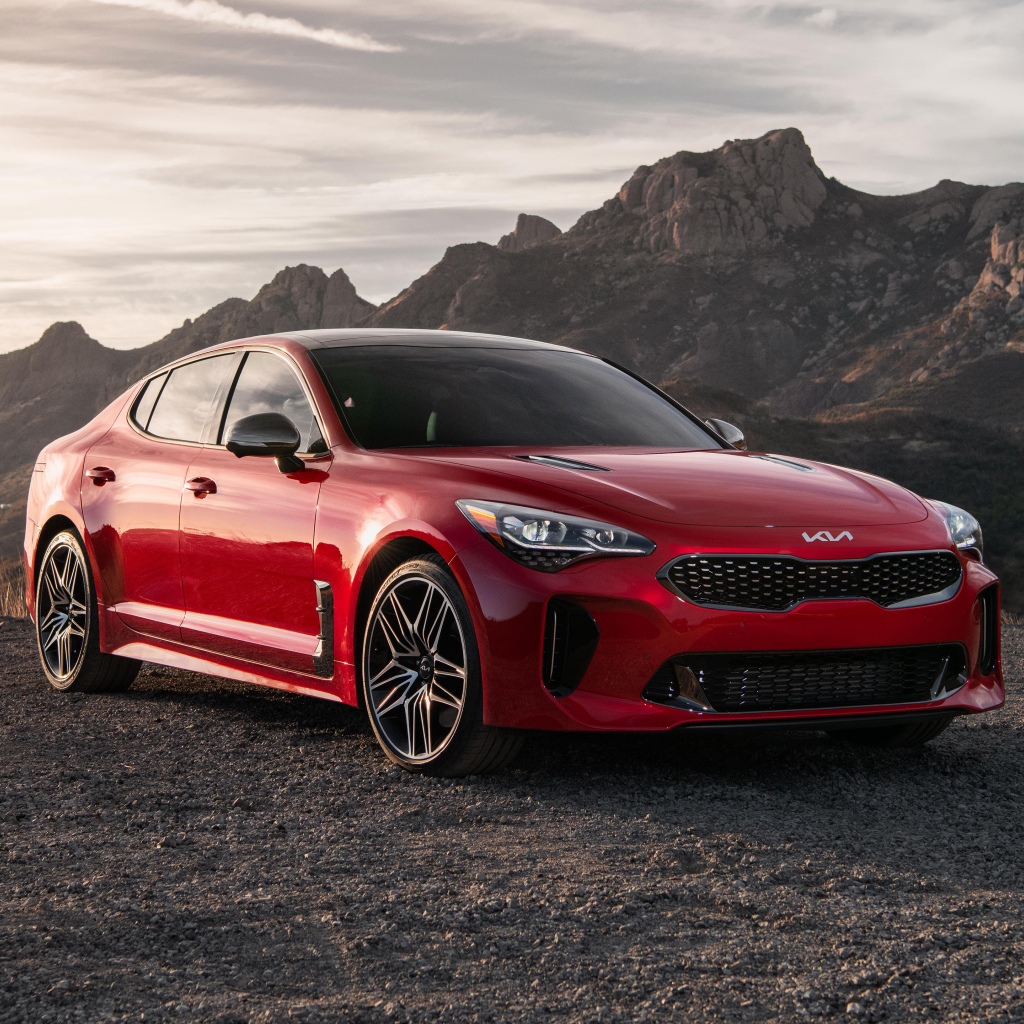 Красный автомобиль  Kia Stinger GT, 2022 года в горах
