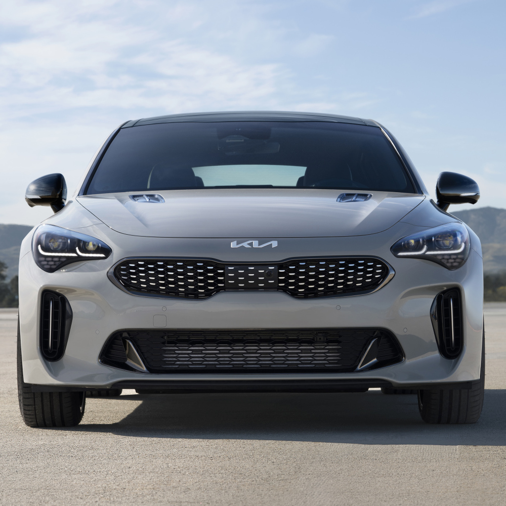 Серебристый автомобиль Kia Stinger GT Scorpion, 2022 года вид спереди