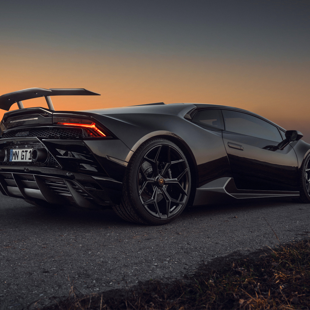 Черный быстрый Lamborghini Huracán EVO RWD 2021 года вид сзади