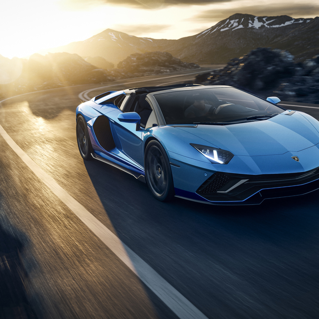 Автомобиль Lamborghini Aventador LP 780-4 Ultimate Roadster 2021 года на закате в горах