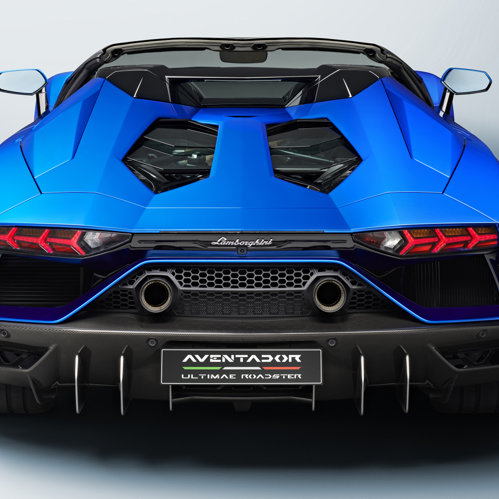 Синий автомобиль Lamborghini Aventador LP 780-4 Ultimate Roadster 2021 года вид сзади