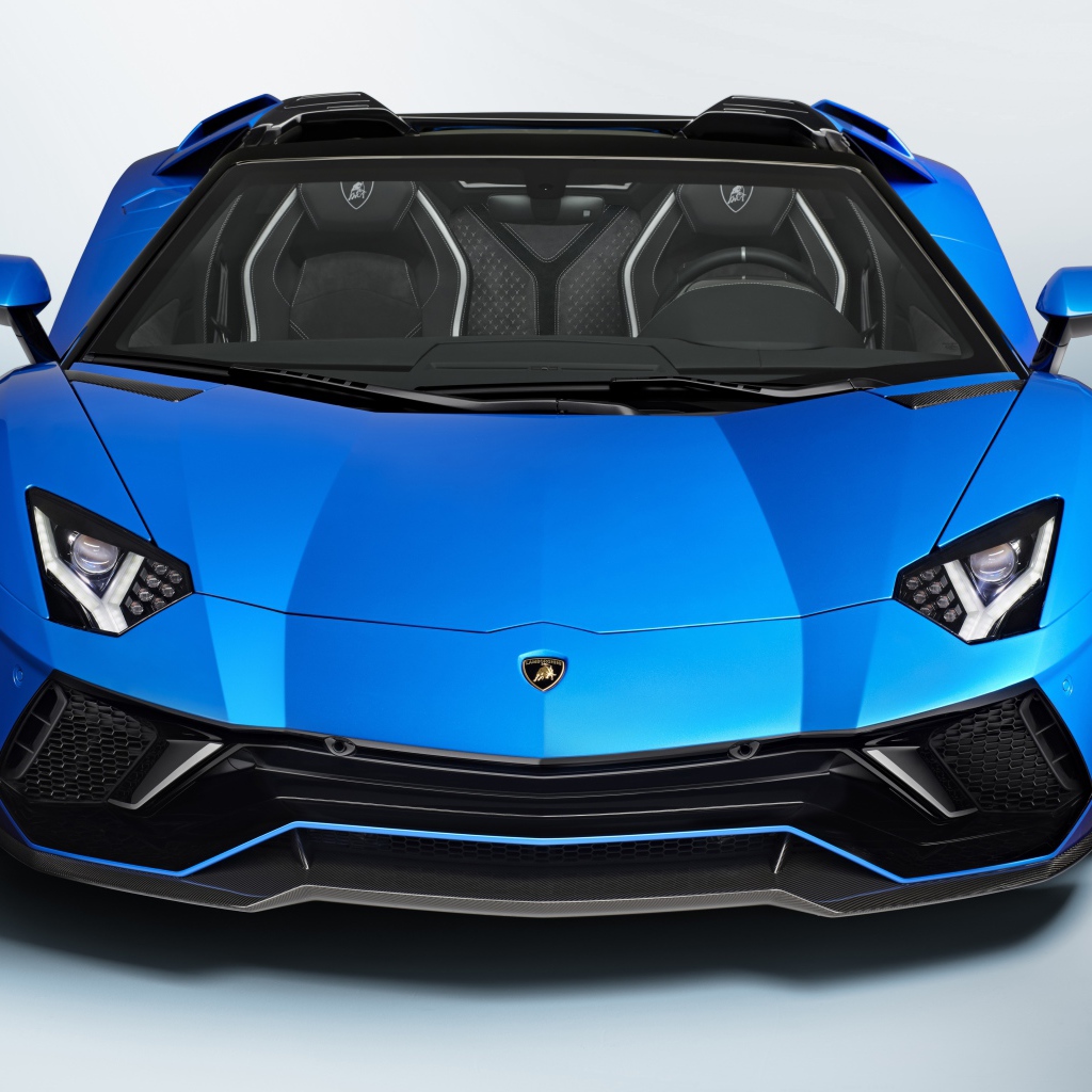 Синий автомобиль Lamborghini Aventador LP 780-4 Ultimate 2021 года вид спереди