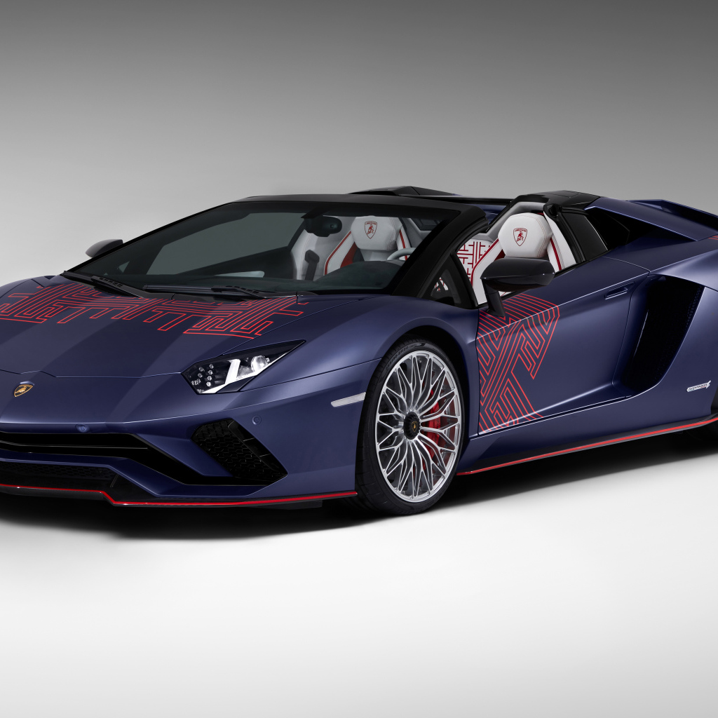 Кабриолет Lamborghini Aventador S, 2021 года на сером фоне