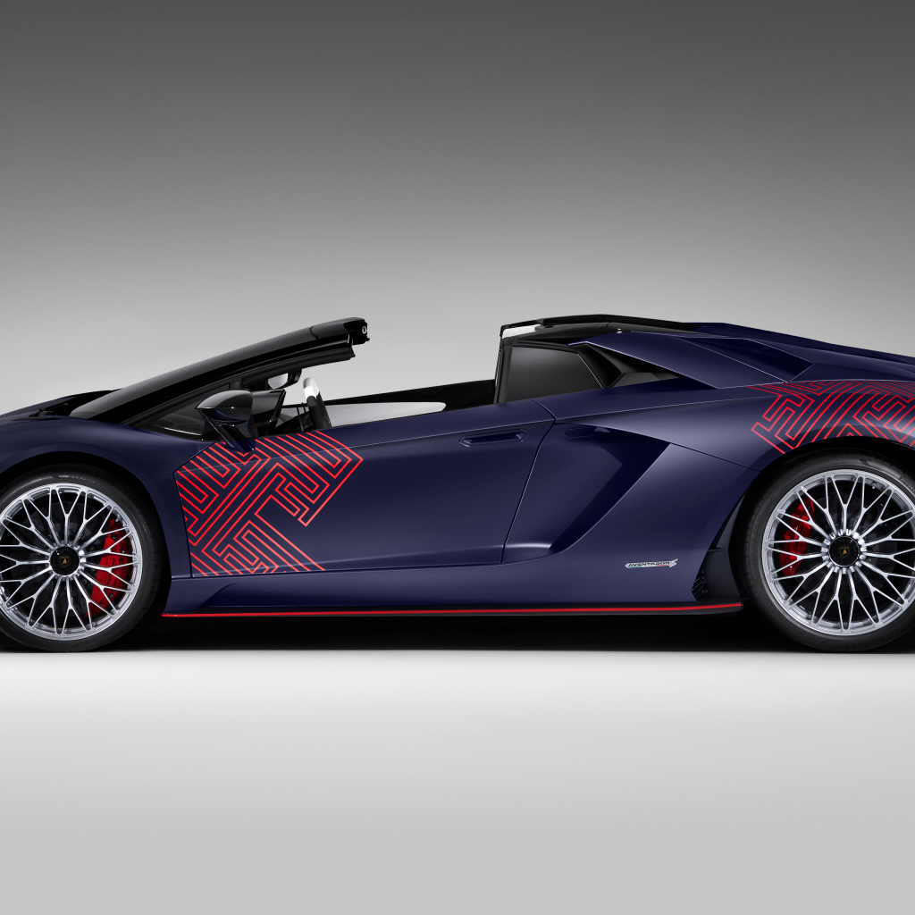 Автомобиль Lamborghini Aventador S, 2021 года вид сбоку