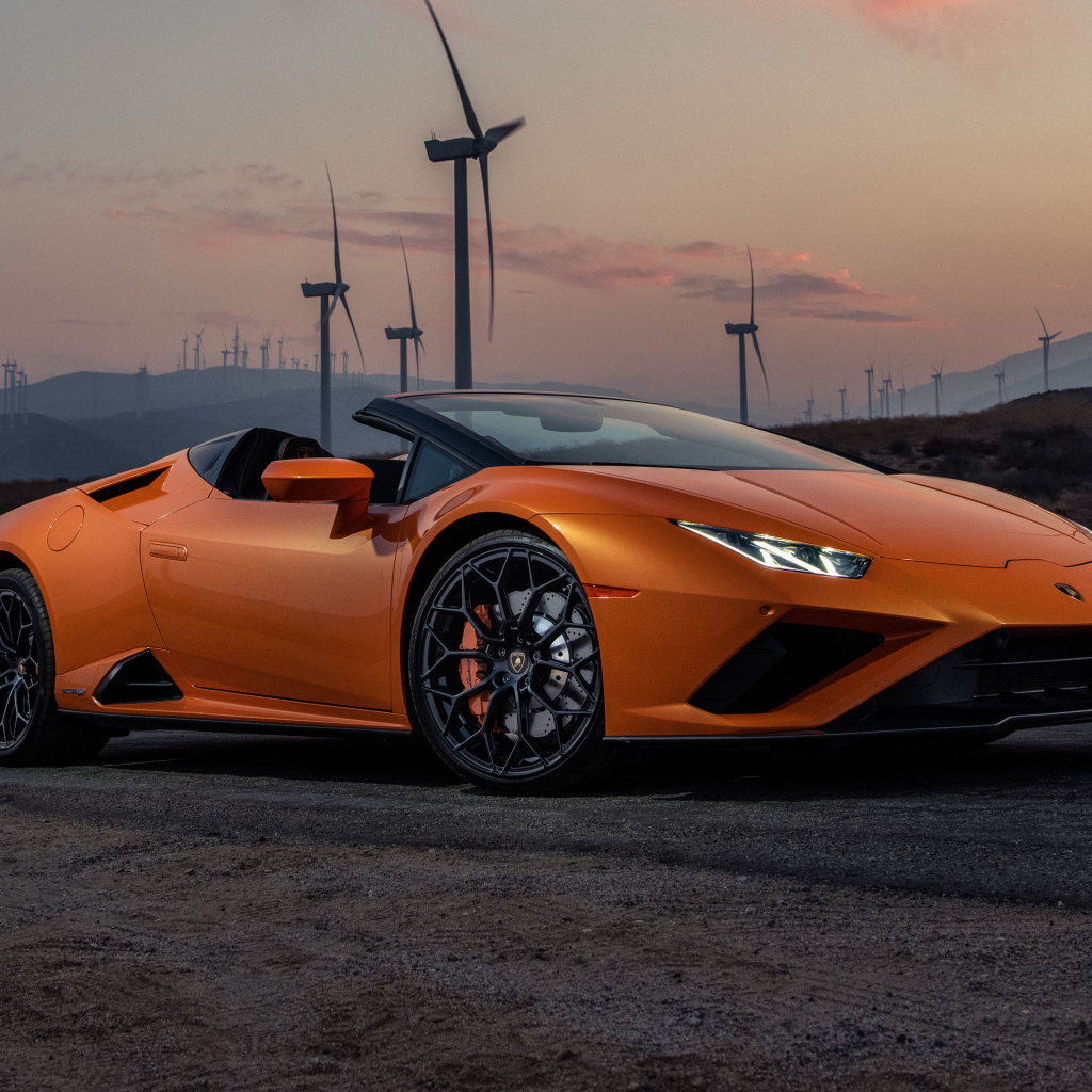 Оранжевый автомобиль Lamborghini Huracán EVO RWD Spyder 2021 года
