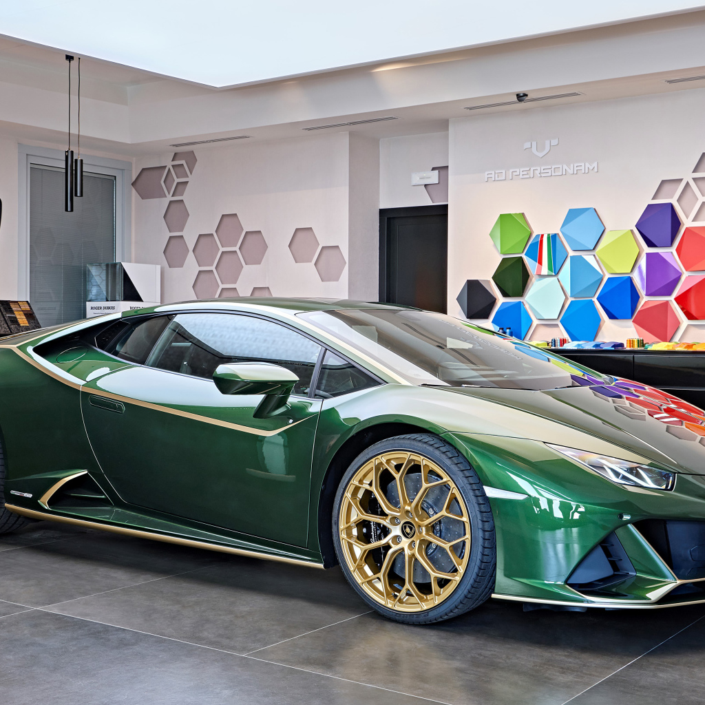 Зеленый автомобиль Lamborghini Huracán 2021 года