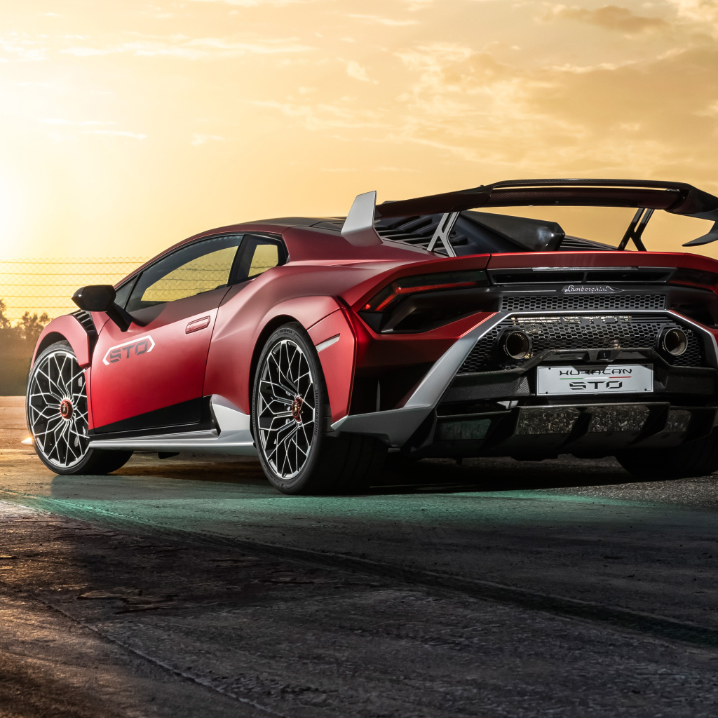 Автомобиль Lamborghini Huracán STO 2021 года вид сзади на закате