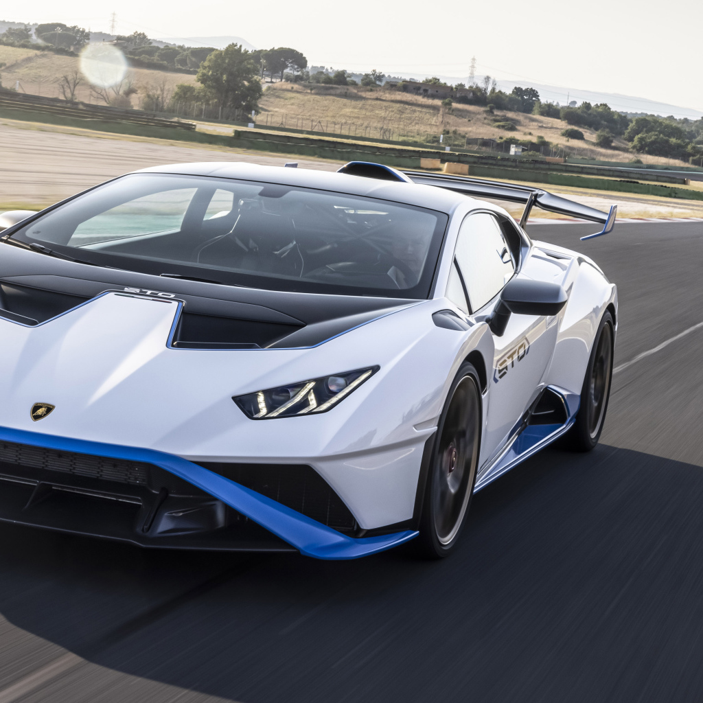 Автомобиль Lamborghini Huracán STO 2021 года на асфальте