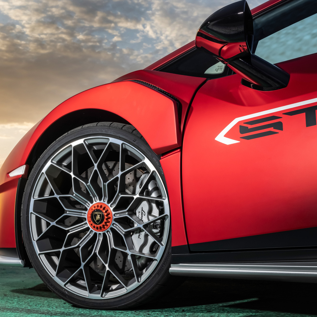 Колесо красного автомобиля Lamborghini Huracán STO 2021 года 