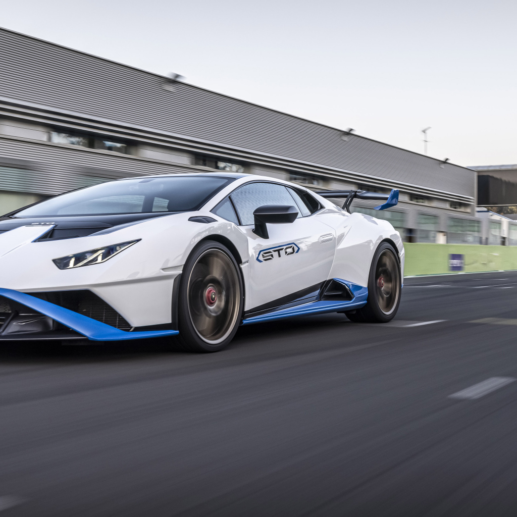 Белый автомобиль Lamborghini Huracán STO 2021 года на стадионе 