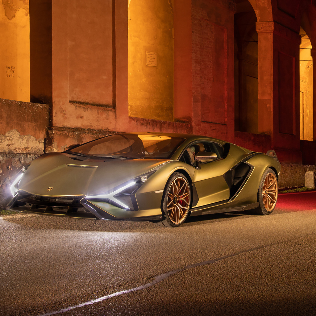 Автомобиль  Lamborghini Sián FKP 37, 2021 года у здания