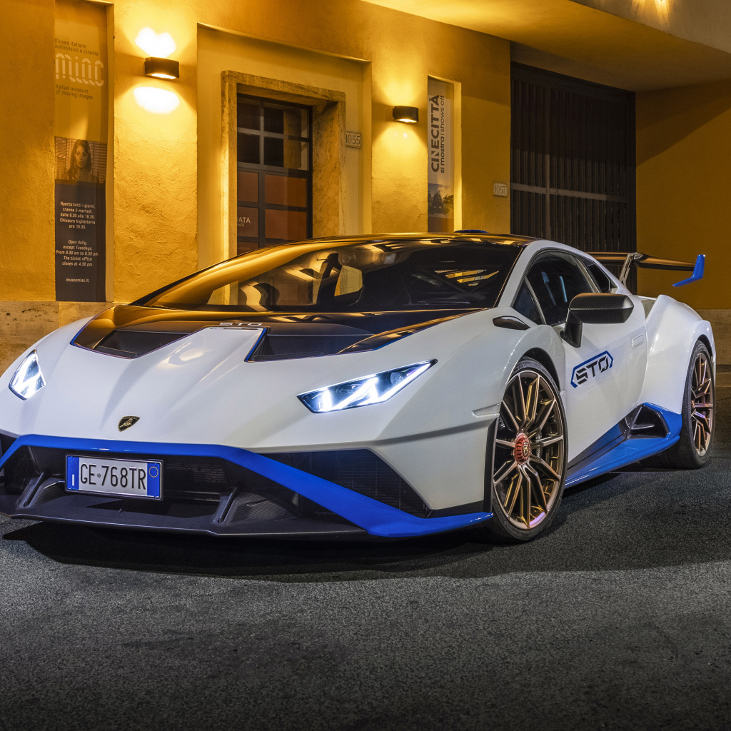 Белый Lamborghini Huracán STO 2021 года у дома ночью