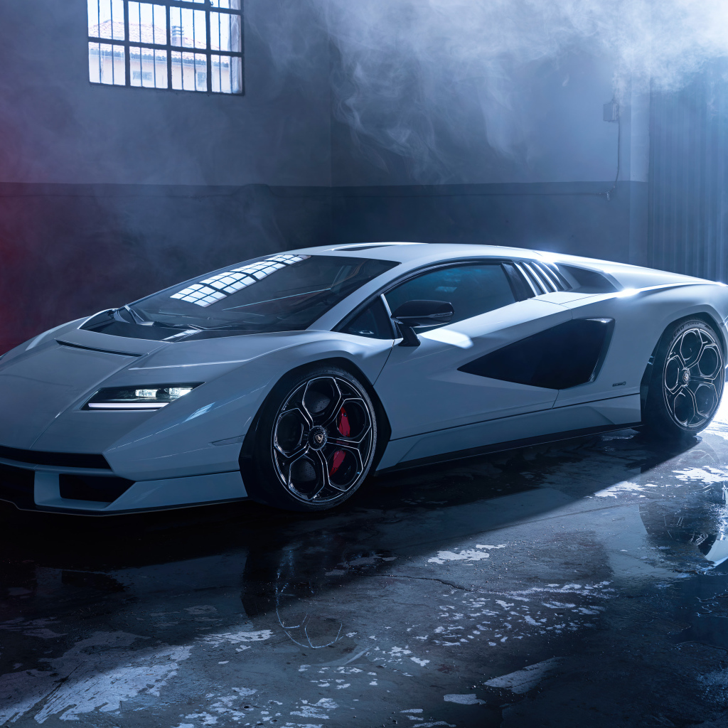 Белый спортивный автомобиль Lamborghini Countach LPI 800-4, 2022 года в дыму
