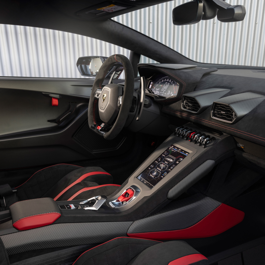 Черный кожаный салон автомобиля Lamborghini Huracán STO 2021