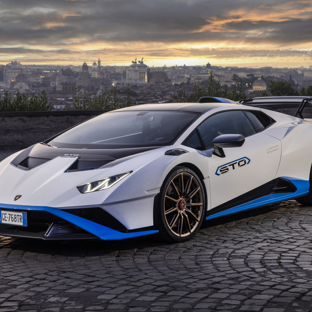 Быстрый Lamborghini Huracán STO 2021 года на фоне города 