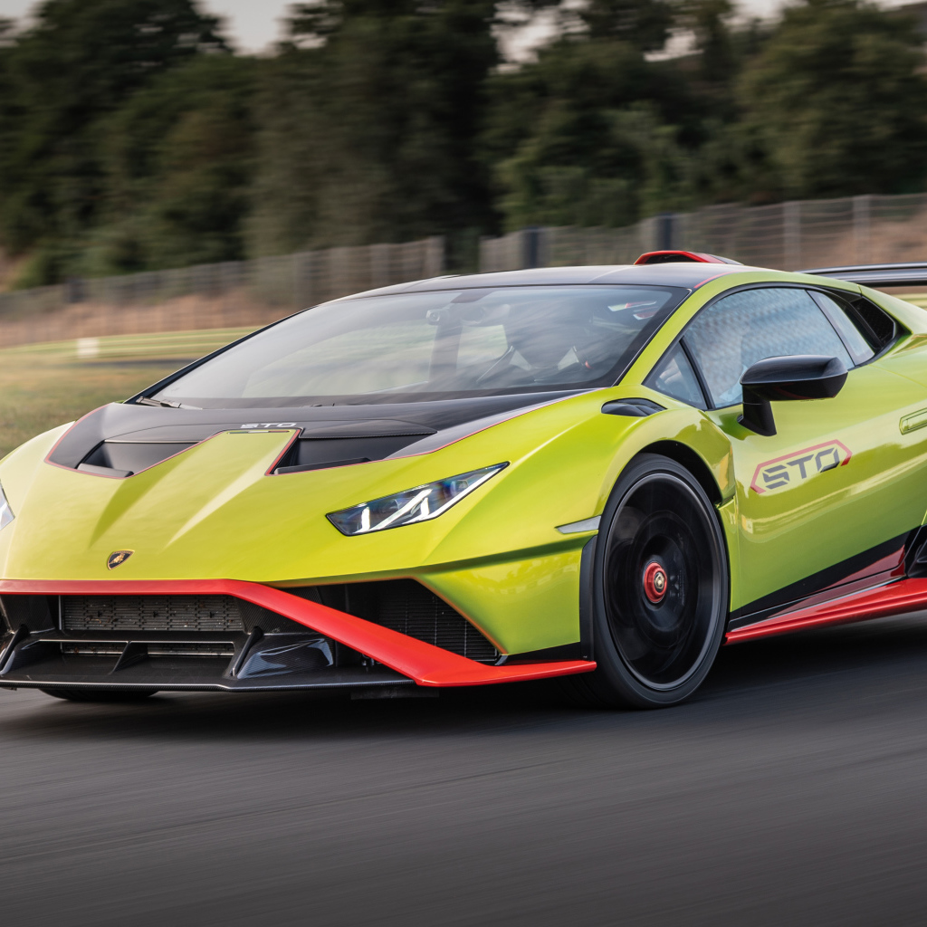 Быстрый Lamborghini Huracán STO 2021 года на трассе