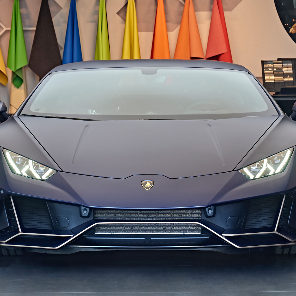 Вид спереди на автомобиль Lamborghini Huracán, 2021 года